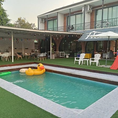 Apartamento de 22 m² con 5 habitación/es y 7 baño/s de uso privado, en Ban Pom Phra Nakhon Si Ayutthaya Exterior foto